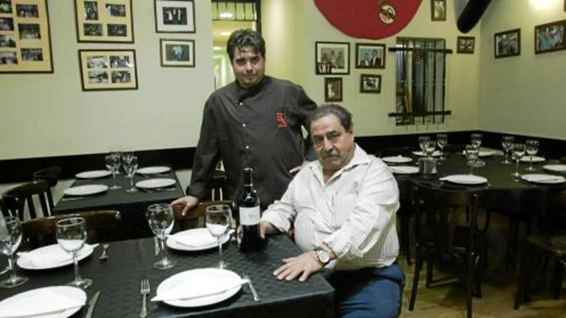Julio y Alberto Romero, en el salón del comedor del restaurante Nino, que se llena cada día por apasionados del buen comer