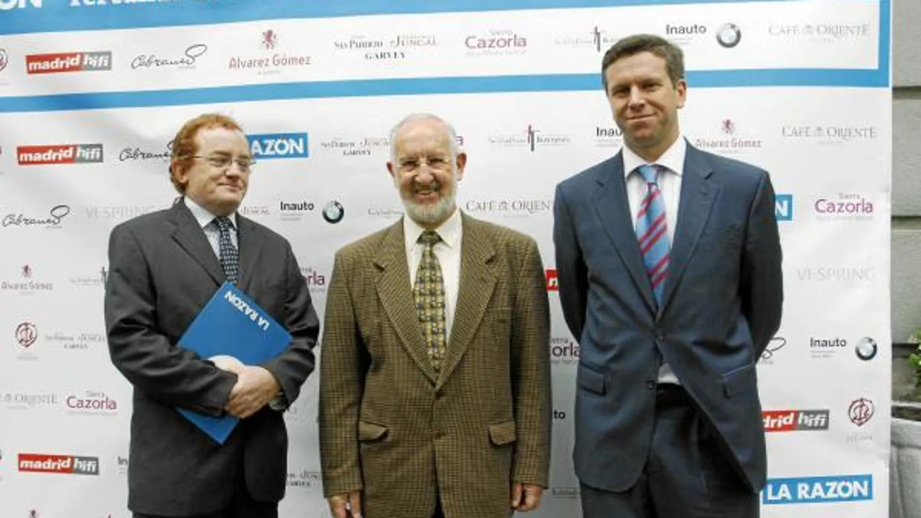 Juan Delgado, moderador de la tertulia; Nicolás Bajo, decano de la Pontificia de Salamanca y Álvaro Martín Lunas, del Dpto. de Publicidad de LA RAZÓN