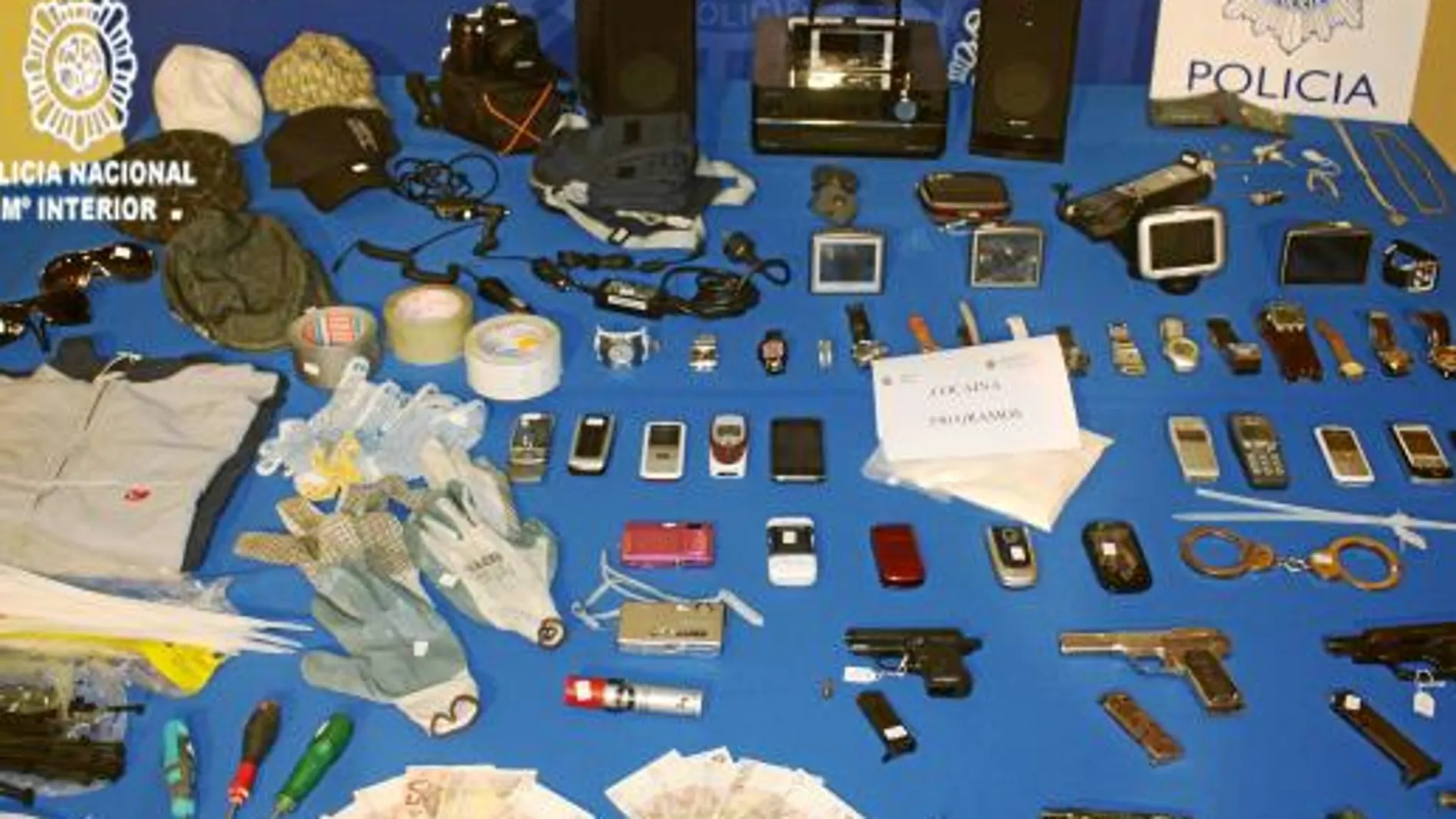 La Policía se ha incautado de bridas de plástico y cintas adhesivas con las que los detenidos maniataban a sus víctimas, entre otros objetos