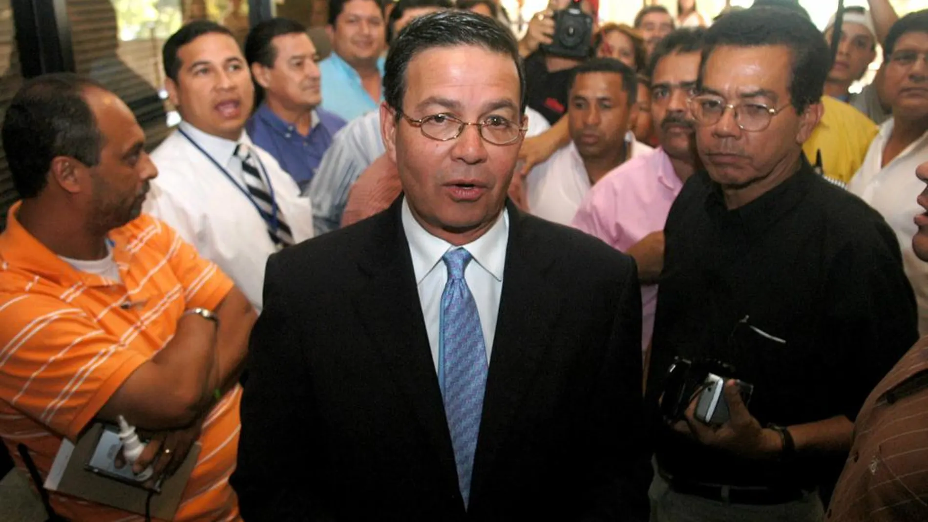 Fotografía de archivo del 20 de septiembre de 2006 del expresidente de Honduras Rafael Callejas (c)