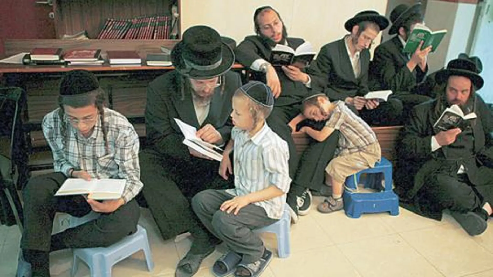 Una familia ortodoxa reza en el Tisha B¿Av, el día más triste del año