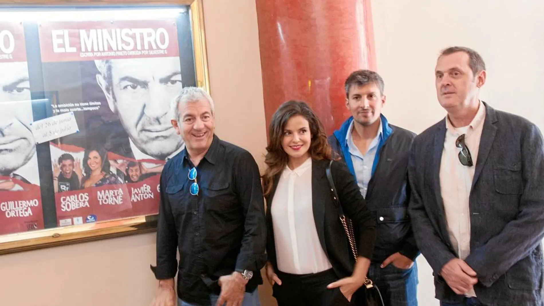 Los actores de la obra teatral, junto al director, ayer en la presentación
