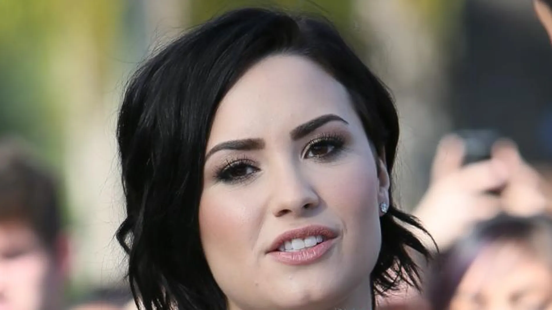 La actriz Demi Lovtao y su perrito 'Batman'