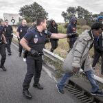 Gendarmes franceses interceptan a inmigrantes cerca del Eurotúnel en Calais