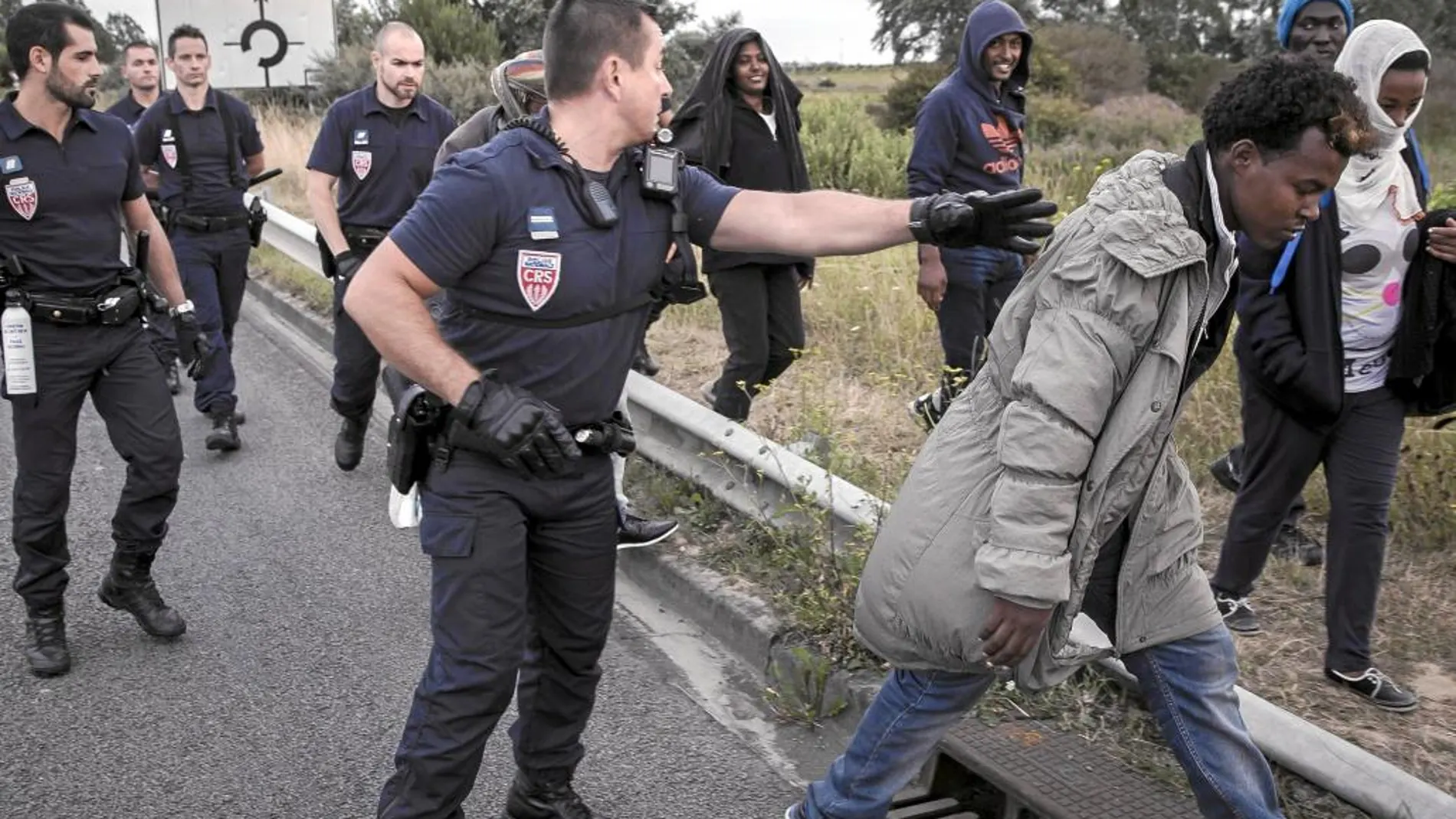 Gendarmes franceses interceptan a inmigrantes cerca del Eurotúnel en Calais