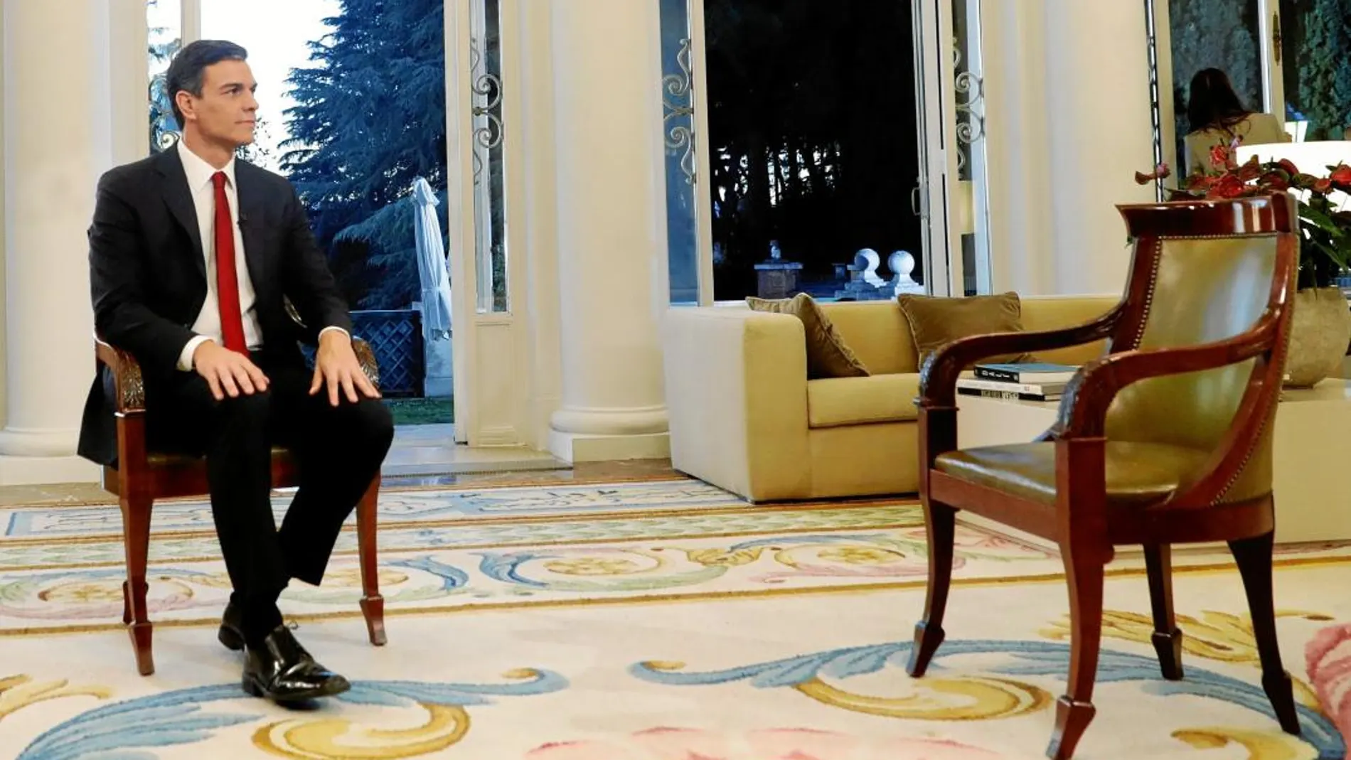 El presidente del Gobierno, Pedro Sánchez, antes de la entrevista que concedió a RTVE en la que anunció que se reuniría con Macron el sábado