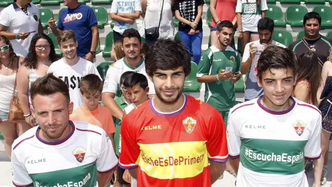 Los jugadores del Elche CF, Aaron, José Angel Alonso, y el juvenil Gonzalo Villar (izqda a dcha), posan con la equipación que lucirán los jugadores la próxima temporada