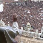 Francisco saluda desde el apartamento papal a la multitud que se agolpa en la plaza de San Pedro durante el rezo del Ángelus