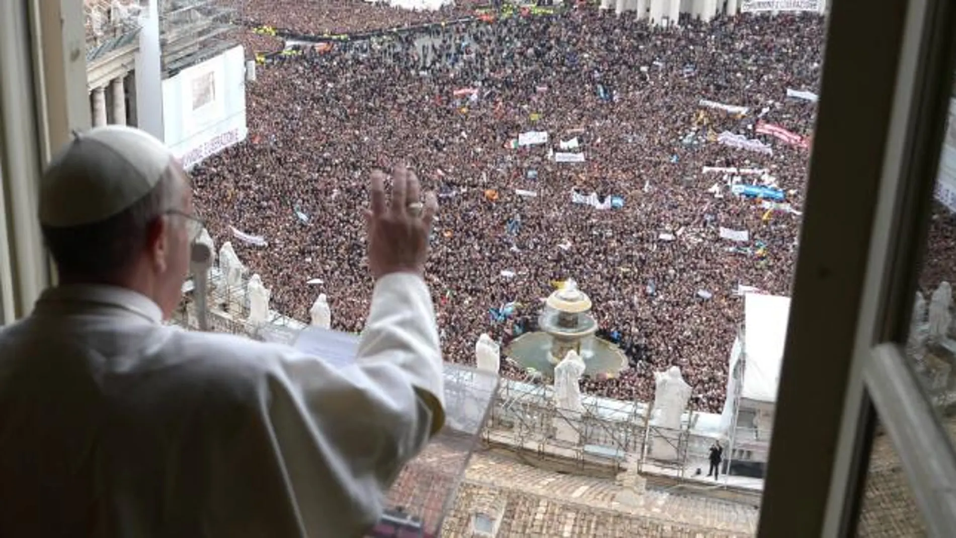 Francisco saluda desde el apartamento papal a la multitud que se agolpa en la plaza de San Pedro durante el rezo del Ángelus