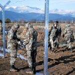 Macedonia comenzó a construir ayer una valla en su frontera con Grecia