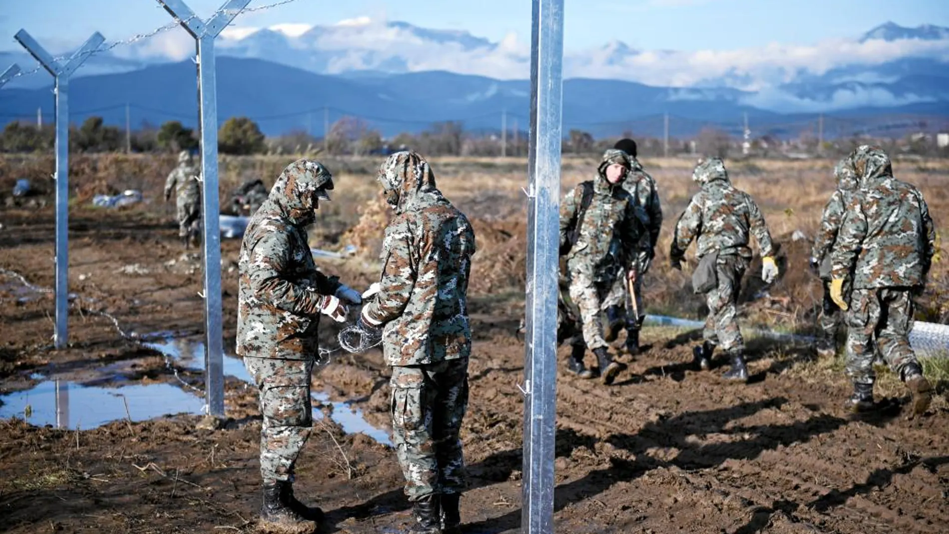 Macedonia comenzó a construir ayer una valla en su frontera con Grecia