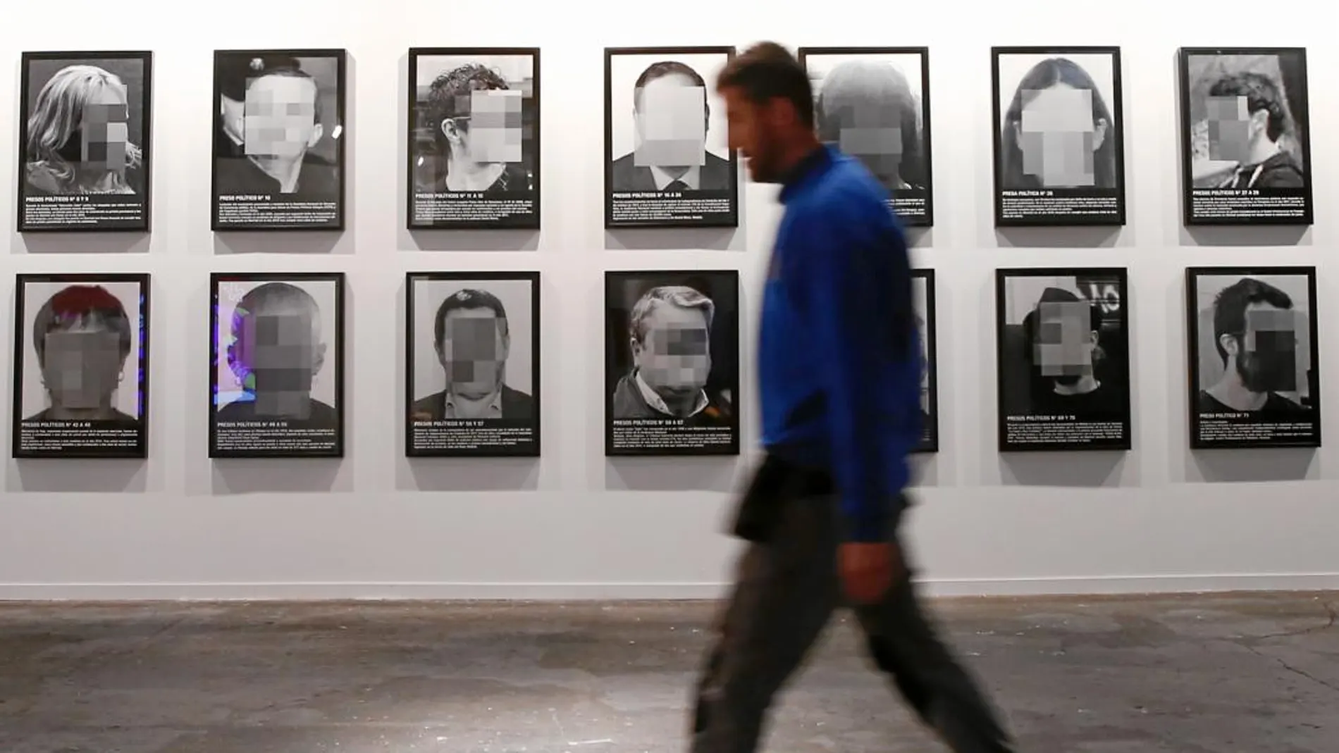 La obra cuenta con fotografías pixeladas de hasta 24 personas con una breve explicación de los motivos por los que fueron encarcelados