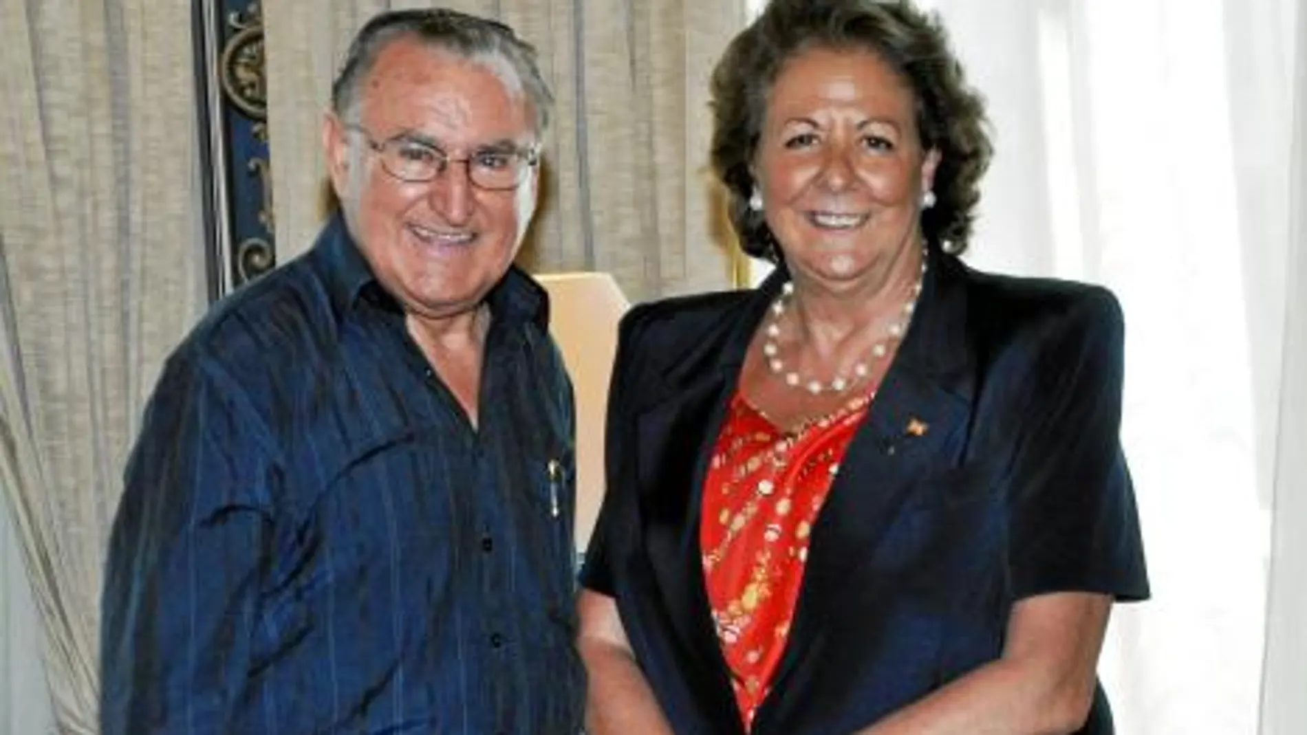La alcaldesa de Valencia, Rita Barberá, junto al párroco Castellanos