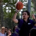 Pablo Iglesias, aficionado al baloncesto, lanza a canasta