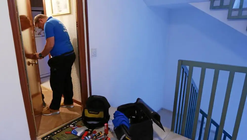 Un cerrajero arreglando el bombín de una casa