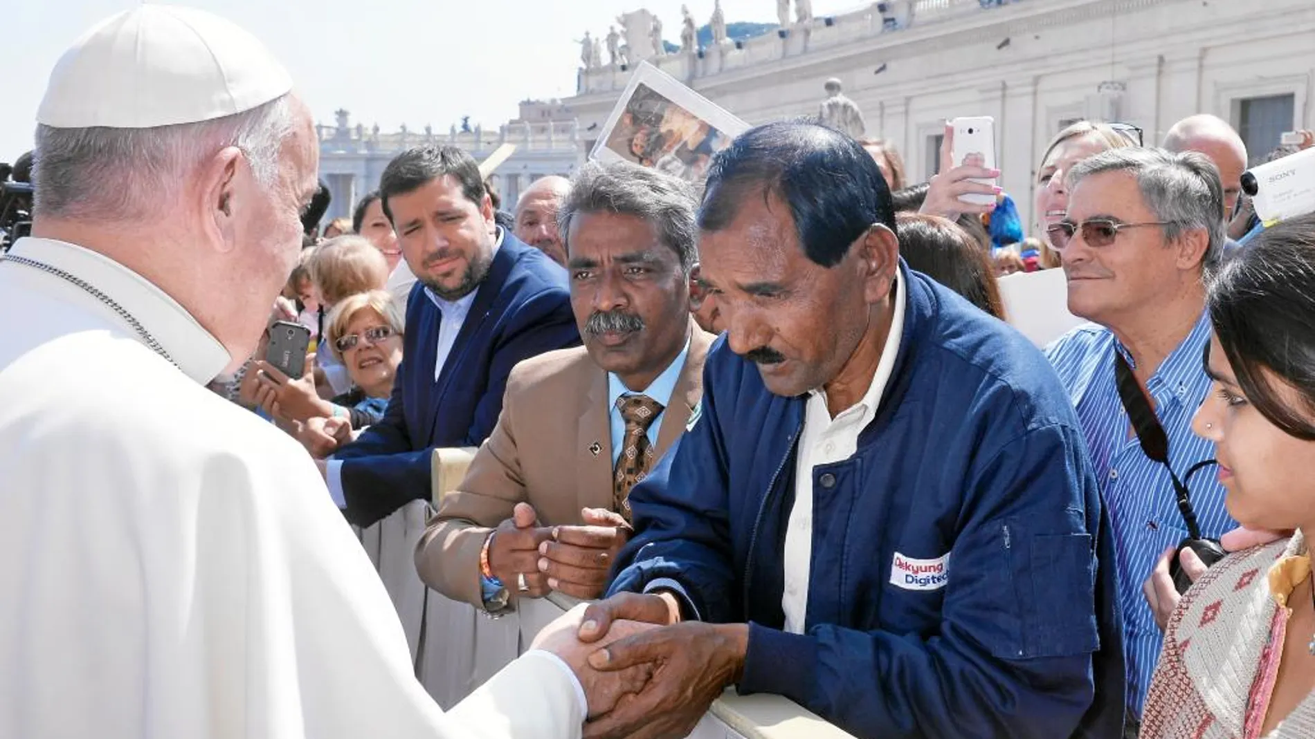 El Papa recibe a Nadeem y al marido y la hija de Asia Bibi