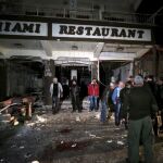 Varias personas en el lugar del atentado suicida en el restaurante Miami