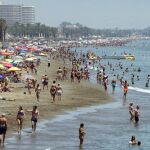 Cientos de personas disfrutan de la playa de la Carihuela en Torremolinos, en una imagen de archivo