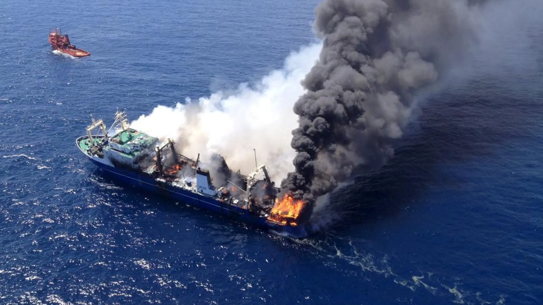 Imagen del incendio que provocó el posterior hundimiento del barco