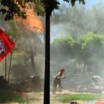 Varias personas corren para ponerse a salvo tras producirse la explosión de un artefacto en un centro cultural en Suruc (Turquía).