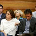 La alcaldesa de Madrid, Manuela Carmena, no apartará a la concejala de Cultura y Deportes, Celia Mayer, pero le quita competencias