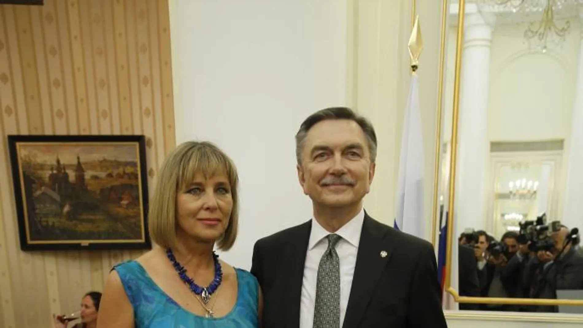 El embajador de la Federación de Rusia en España, don Yuri P. Korchagin y su señora Natalia Korchagina, posando para La Razón minutos antes de dar inicio la recepción por el Día Nacional.