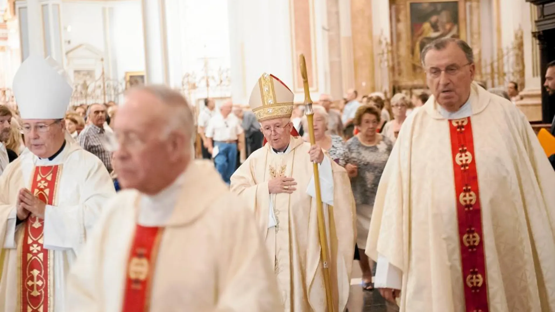El cardenal arzobispo, Antonio Cañizares, durante la vigilia celebrada ayer