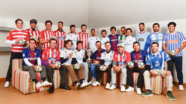 Jugadores del Open de España con sus camisetas de fútbol