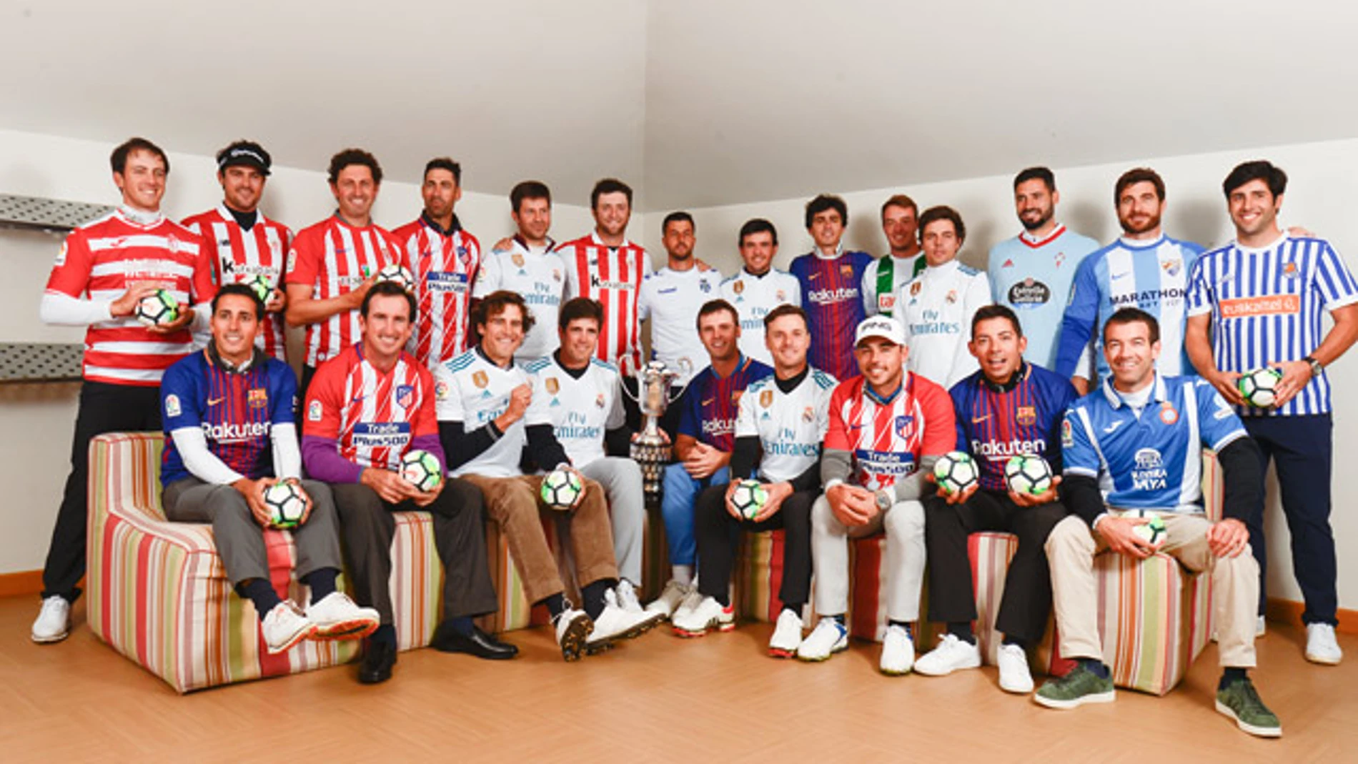 Jugadores del Open de España con sus camisetas de fútbol