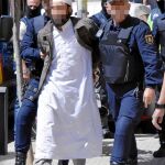 Agentes de Policía conducen a un detenido en una operación antiyihadista