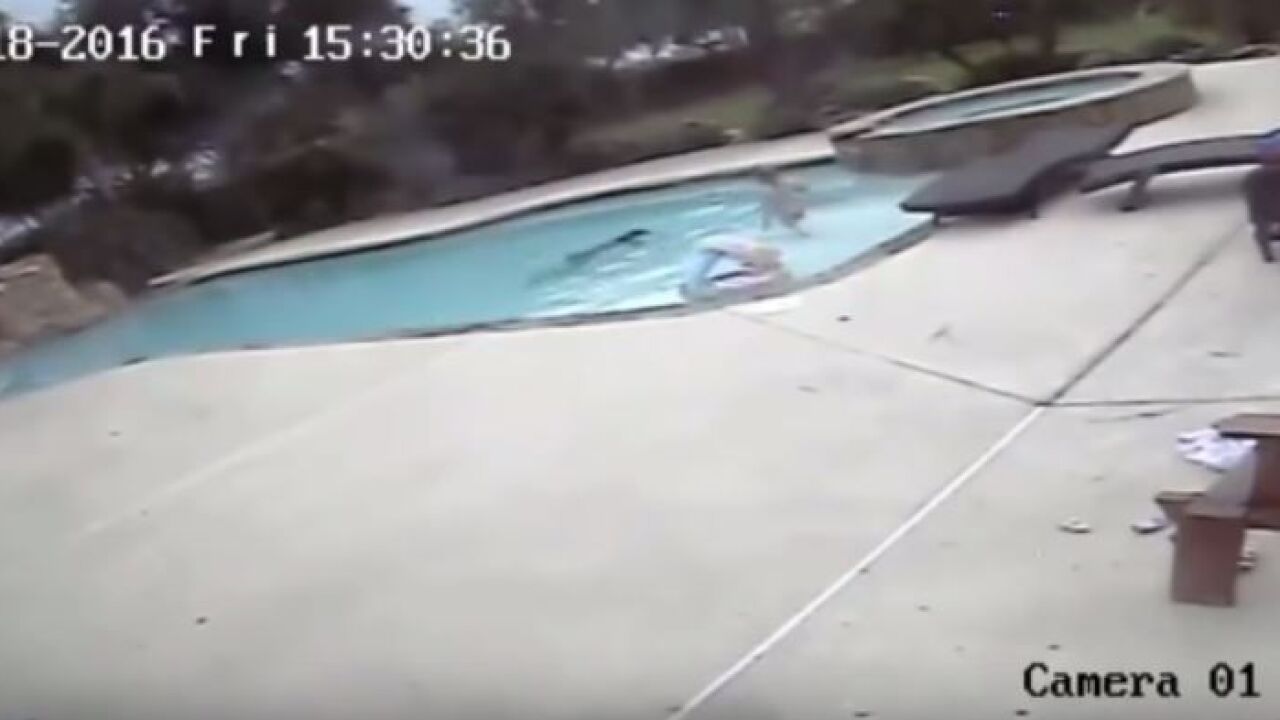 Una niña de 5 años salva a su madre de ahogarse en una piscina