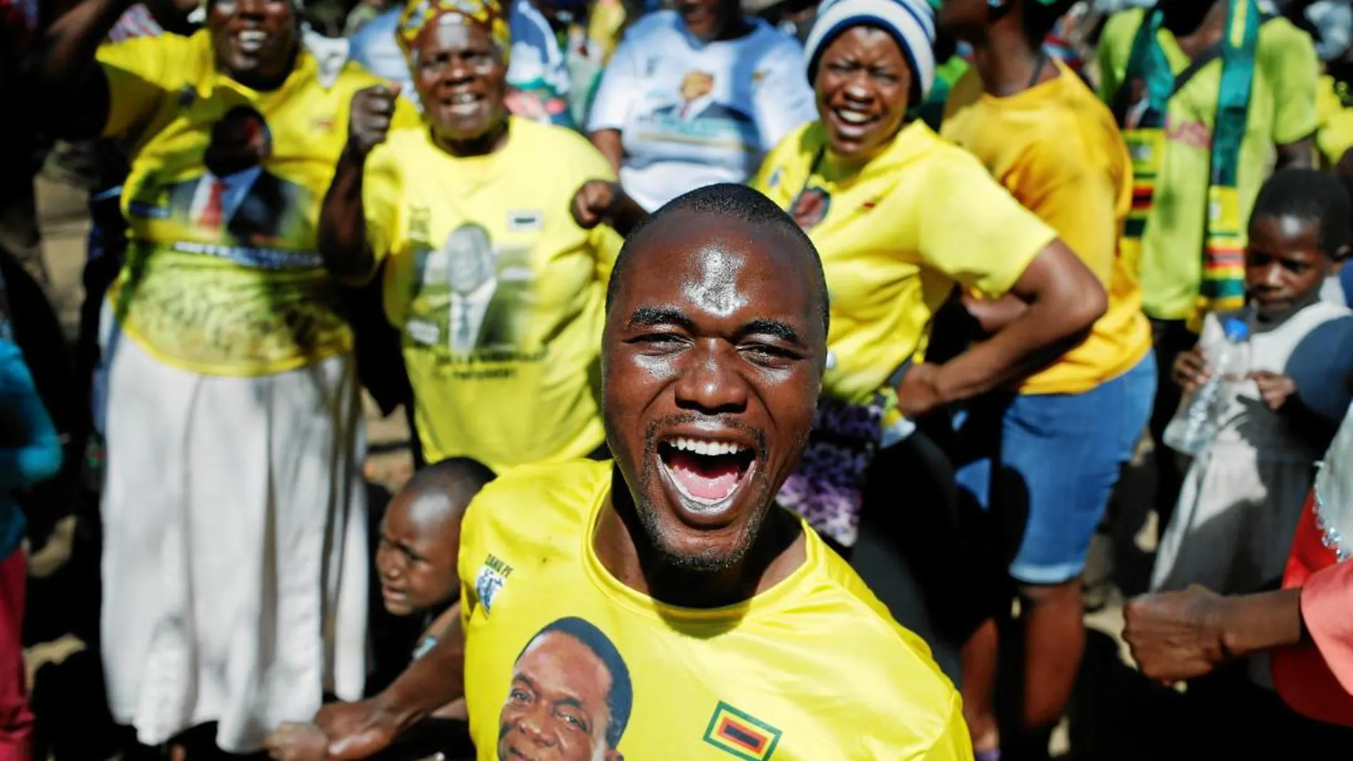 Seguidores del presidente electo celebran eufóricos la victoria de Mnangagwa en las calles de la capital, Harare