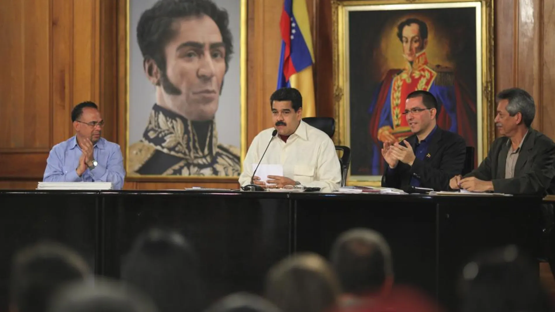 El presidente Venezuela, Nicolás Maduro (c), durante una reunión para firmar la primera Convención Colectiva y Unitaria para los trabajadores del sector educativo, ayer