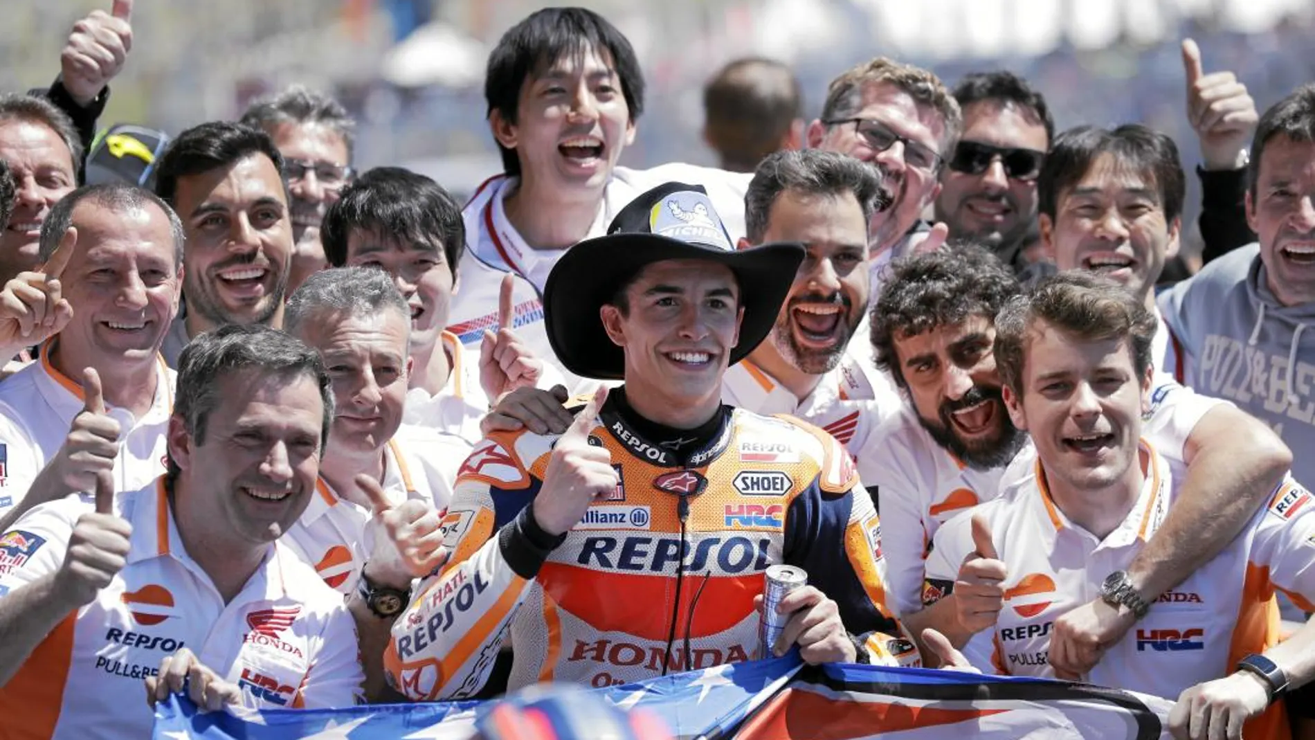 Marc celebra, junto a los miembros de su equipo y con un gorro vaquero, su victoria en el GP de las Américas