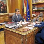 Felipe VI y el presidente del Gobierno en funciones, Mariano Rajoy, el pasado 10 de noviembre en La Zarzuela