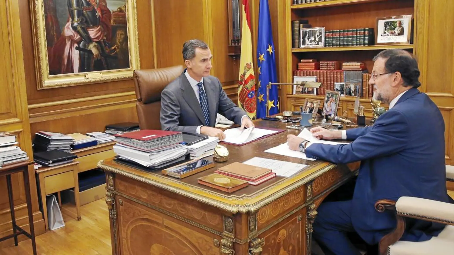 Felipe VI y el presidente del Gobierno en funciones, Mariano Rajoy, el pasado 10 de noviembre en La Zarzuela