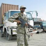 Un soldado paquistaní en el puesto de control de Chaman bloquea los camiones de suministro de la OTAN a Afganistán