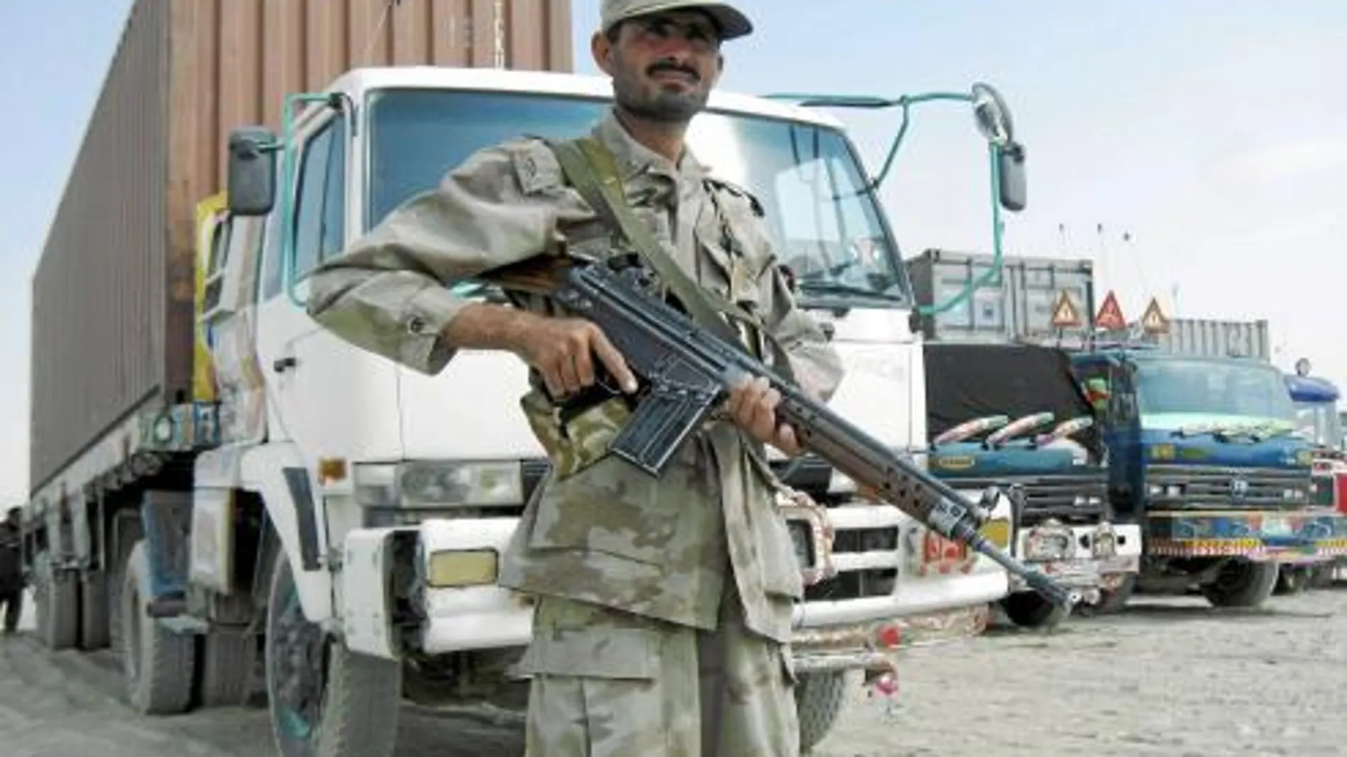 Un soldado paquistaní en el puesto de control de Chaman bloquea los camiones de suministro de la OTAN a Afganistán