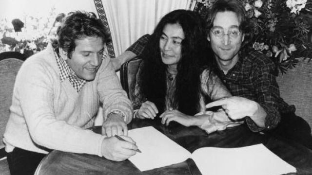 Allen Klein, ex manager de los Beatles y los Rolling Stones, junto a Lennon y Yoko (01/01/1977)