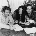 Allen Klein, ex manager de los Beatles y los Rolling Stones, junto a Lennon y Yoko (01/01/1977)