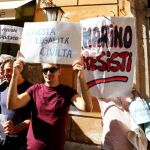 Seguidores del alcalde de Roma, Ignazio Marino, protestan para expresarle su solidaridad frente a la sede de su formación política, el Partido Demócrata (PD), en Roma, Italia, el 12 de cotubre del 2015.