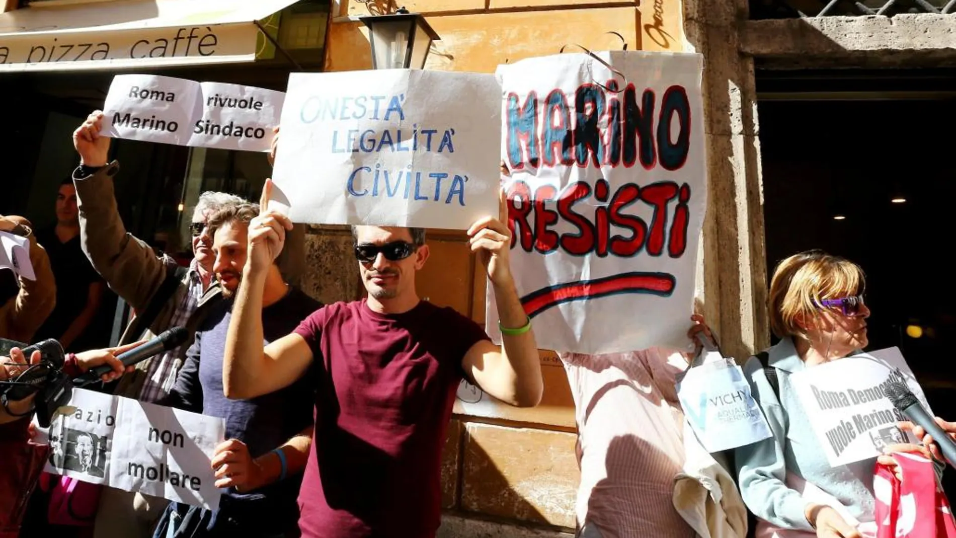 Seguidores del alcalde de Roma, Ignazio Marino, protestan para expresarle su solidaridad frente a la sede de su formación política, el Partido Demócrata (PD), en Roma, Italia, el 12 de cotubre del 2015.