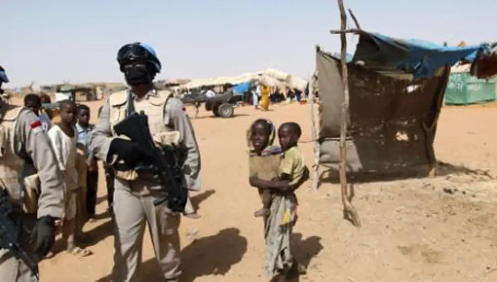 Soldados de las fuerzas de paz inspeccionan un campo de refugiados en Darfur
