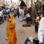 Una mujer hablando por el móvil en una calle de Nueva Delhi