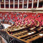 La mayoría de los diputados se marchó de la sala cuando Valls anunció que suspendía el debate