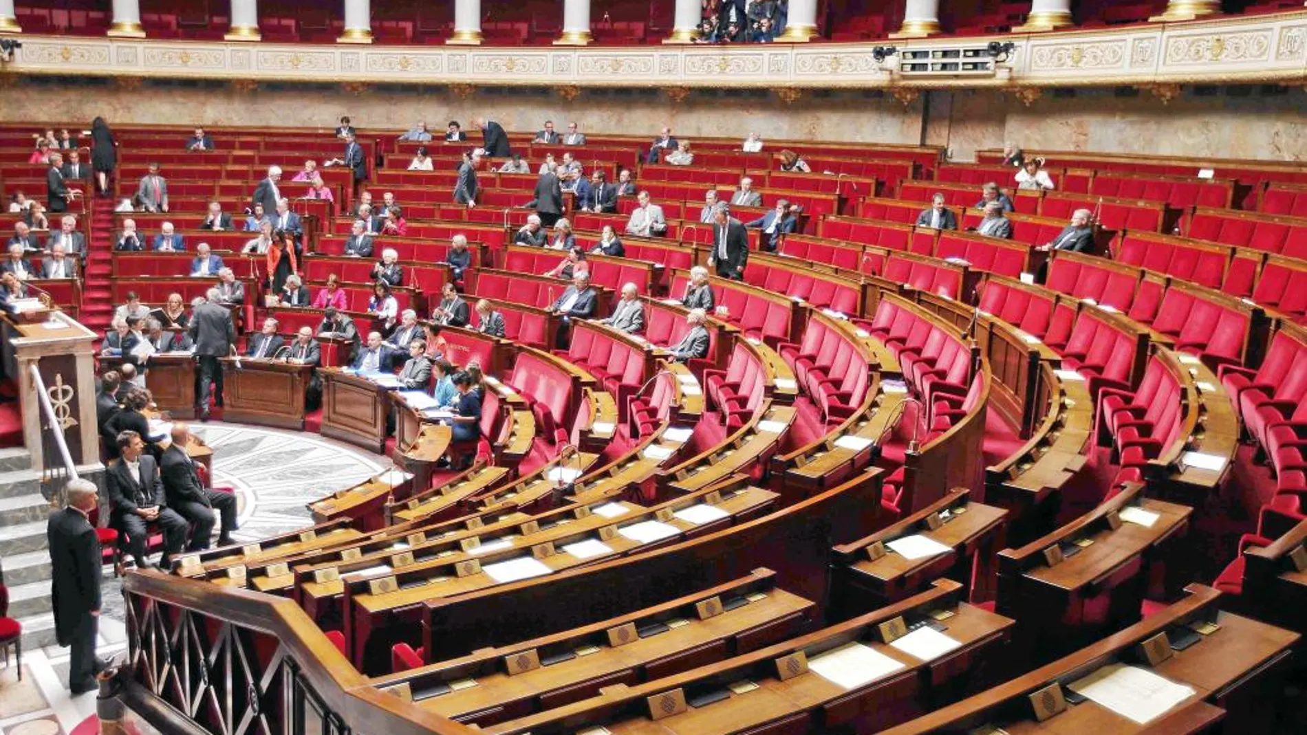 La mayoría de los diputados se marchó de la sala cuando Valls anunció que suspendía el debate