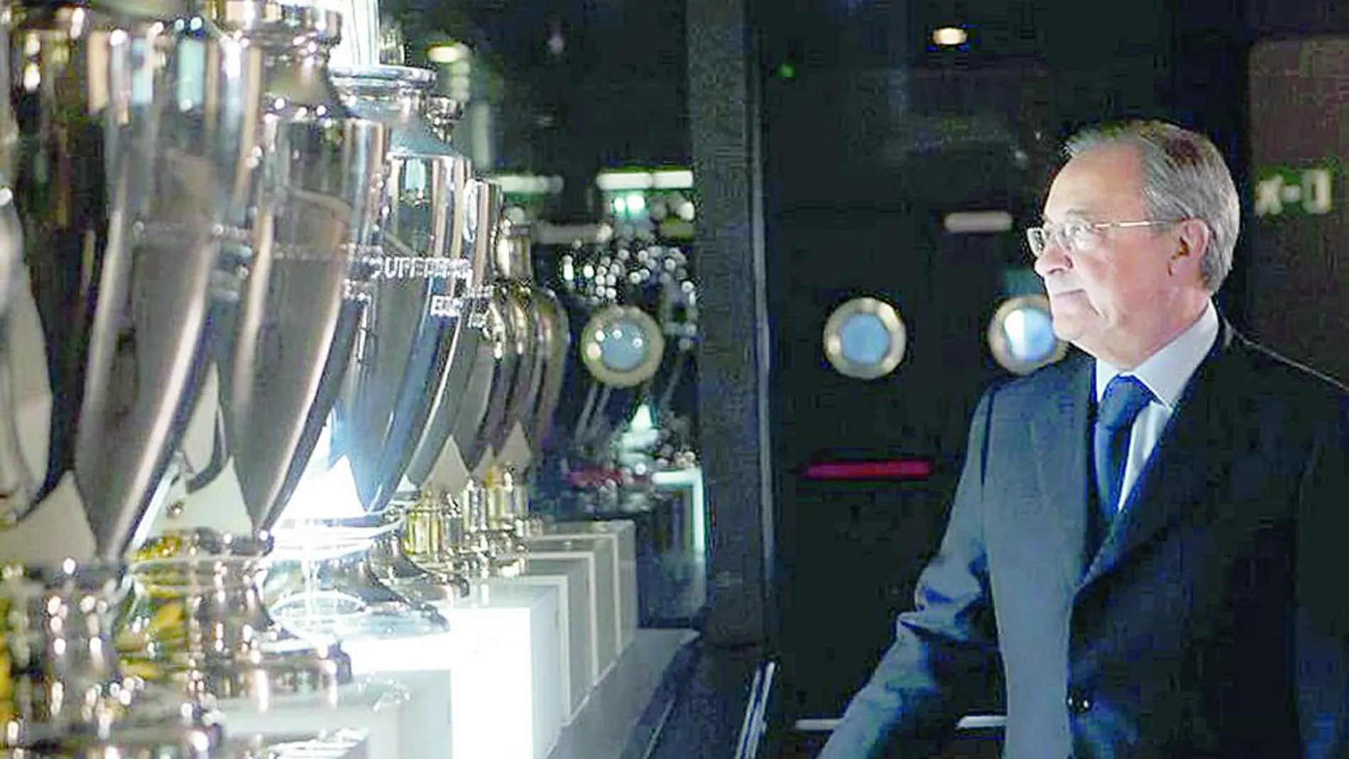 Florentino Pérez observa las Copas de Europa ganadas por el Real Madrid