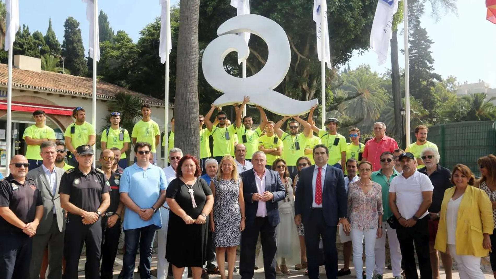 La alcaldesa de Marbella estuvo presente en el izado de las banderas