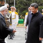 El presidente iraní, Hasan Rohani, da la bienvenida a Teherán a su homólogo chino, Xi Jinping, ayer