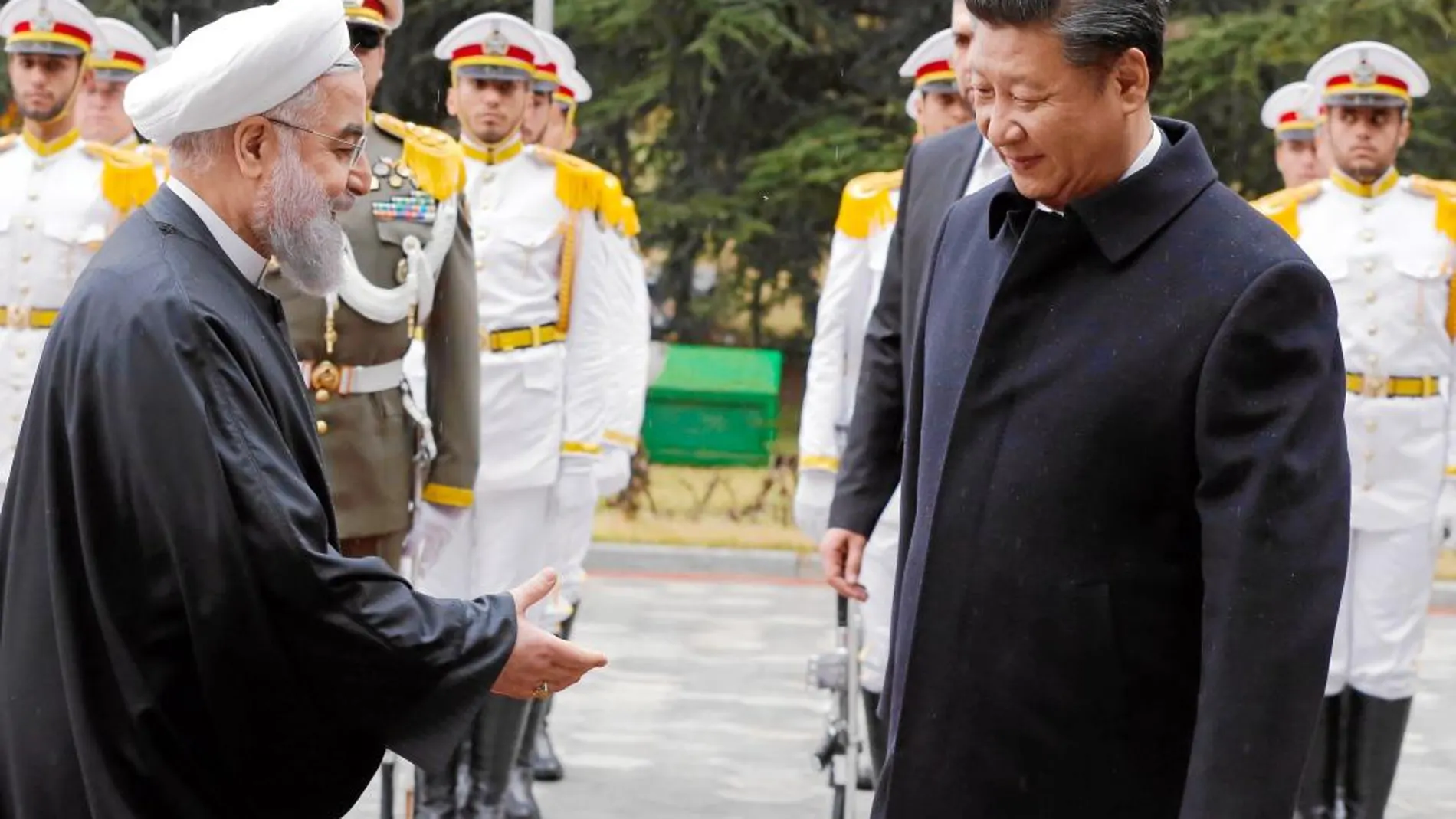 El presidente iraní, Hasan Rohani, da la bienvenida a Teherán a su homólogo chino, Xi Jinping, ayer